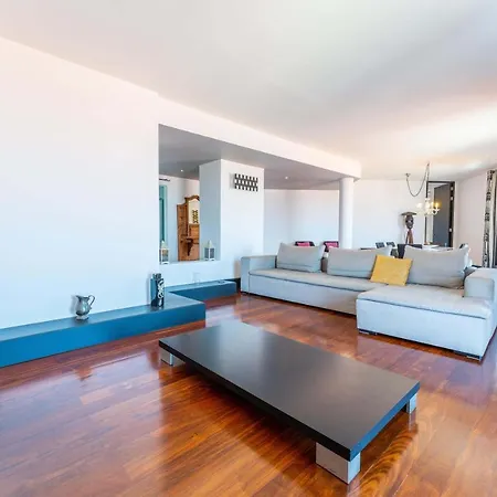 Flh Artistic With Balcony