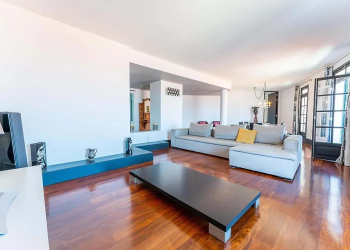 Flh Artistic With Balcony